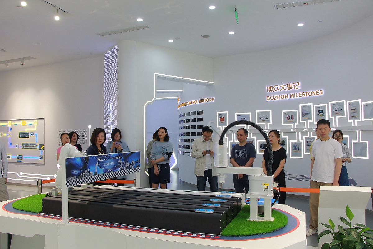 Visiting the Bozhong Exhibition Hall