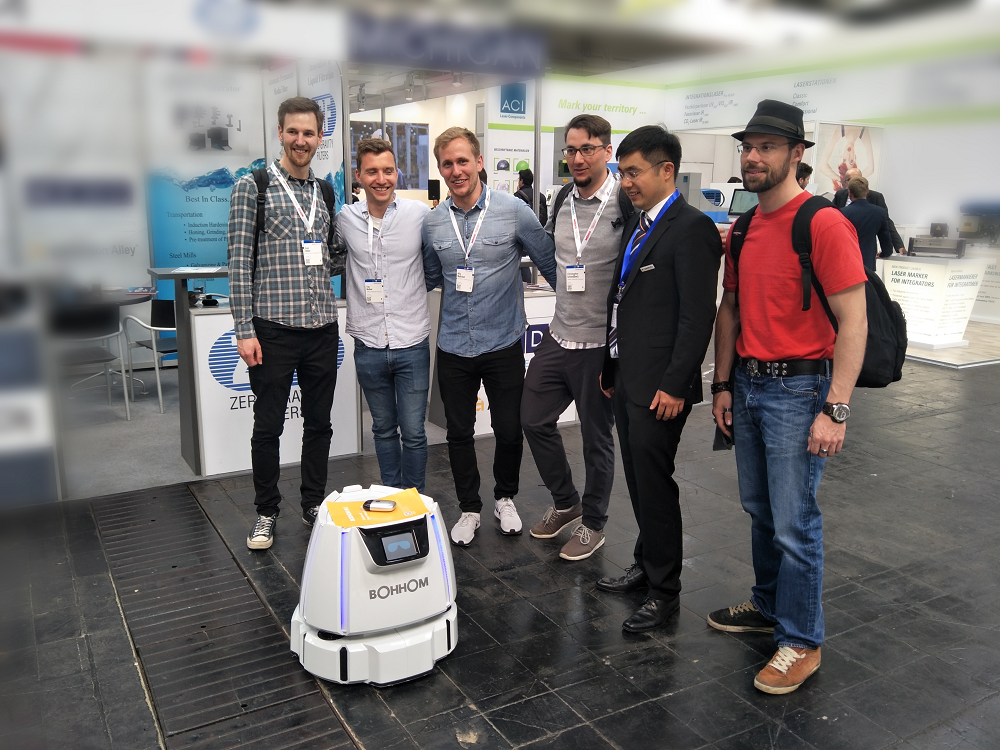 Foreign friends took a friendly photo with Bozhon Robot